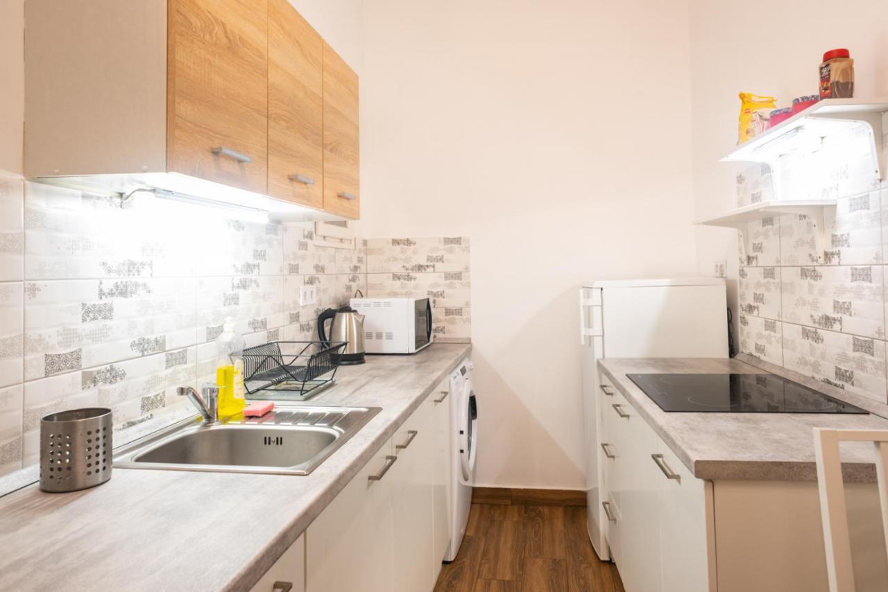 Cozy & Quiet Apartment Near Kiraly Street Free Parking, Ac, Perfect For 4 Guests! Budapest Bagian luar foto